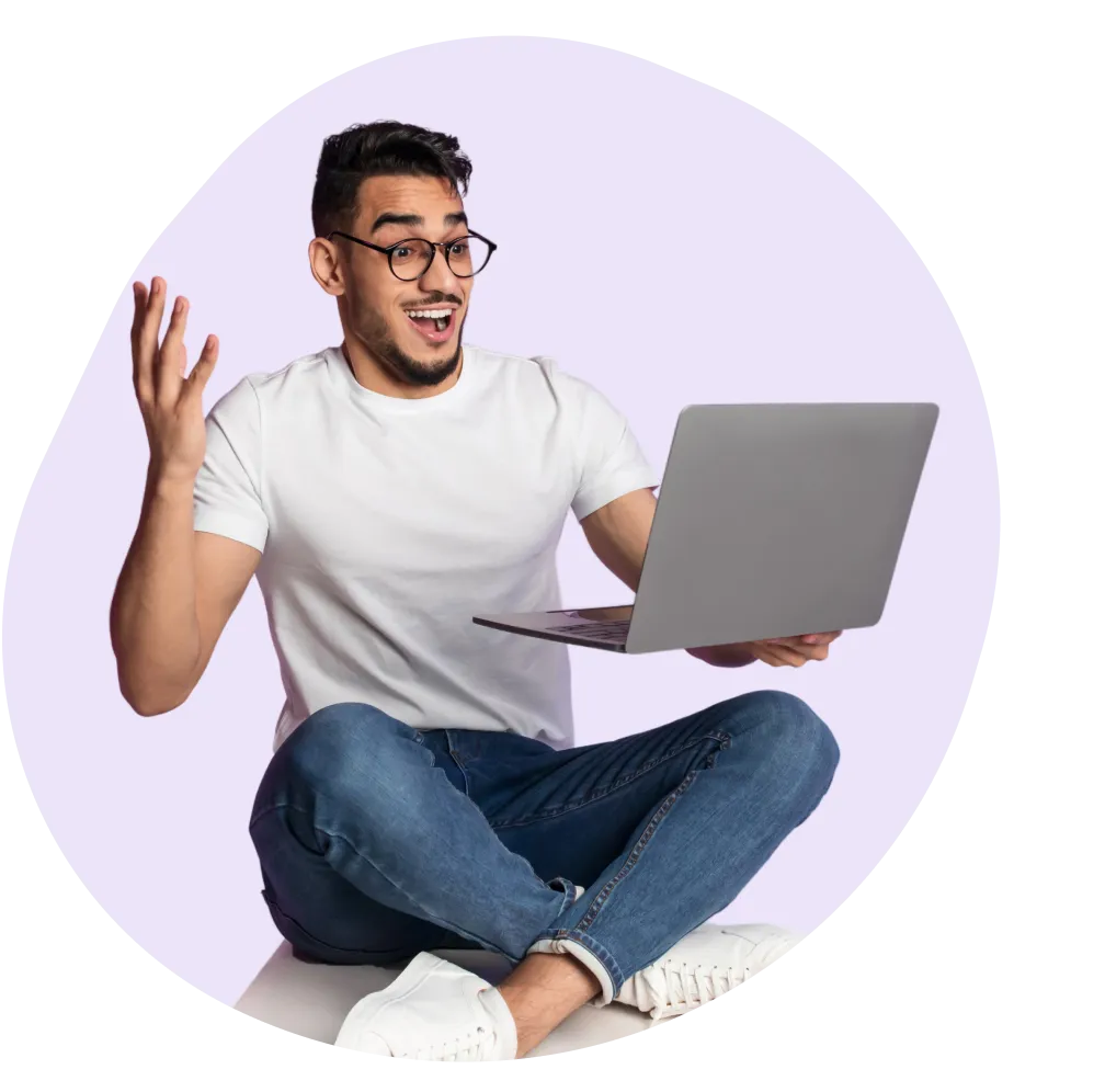 Un homme avec un ordinateur